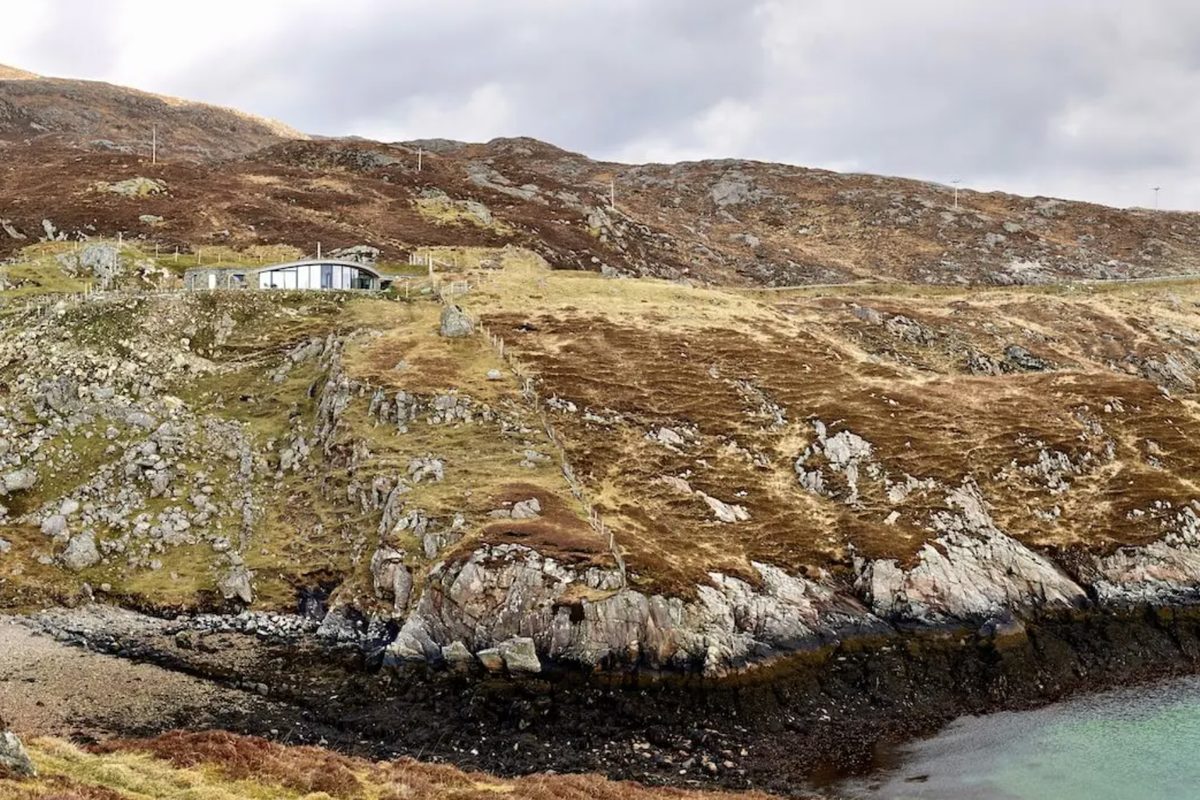 Harris Hideaway, a turf-roofed hideaway above the Sound of Taransay, Isle of Harris